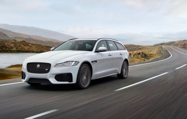 Автомобиль Jaguar XF S Sportbrake, 2017 года на трассе