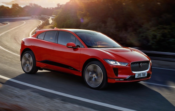 Красный автомобиль Jaguar I-Pace 2019 года на трассе 