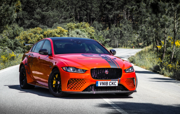 Спортивный автомобиль Jaguar XE SV Project 8