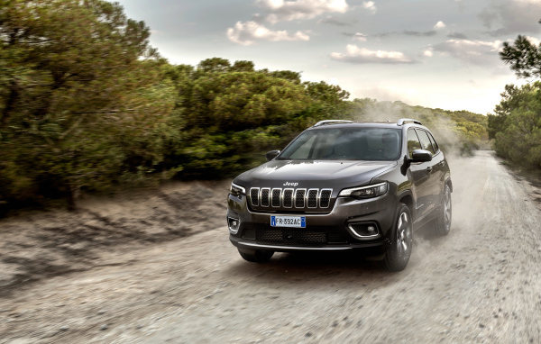 Черный внедорожник Jeep Cherokee Limited 2018 года