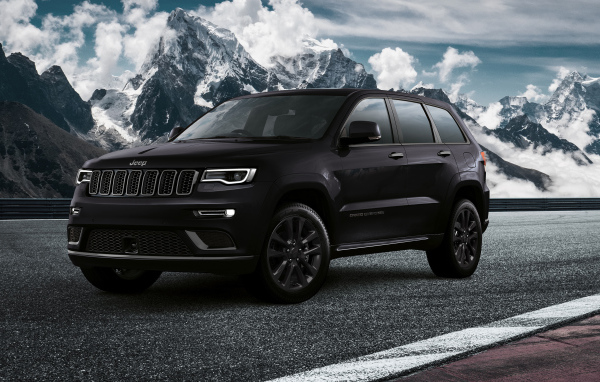 Черный Jeep Grand Cherokee S, 2019 на фоне заснеженных гор