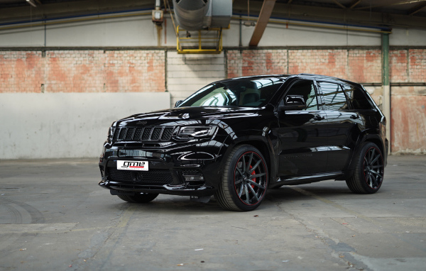 Черный автомобиль GME Jeep Grand Cherokee SRT 2018