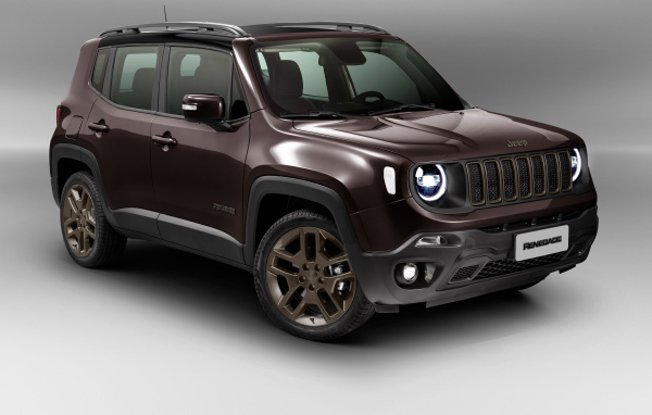 Коричневый Jeep Renegade  2018 года на сером фоне