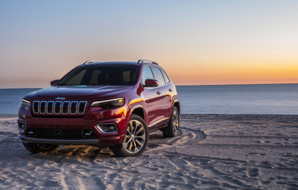 Бордовый внедорожник Jeep Cherokee Overland, 2018 на пляже