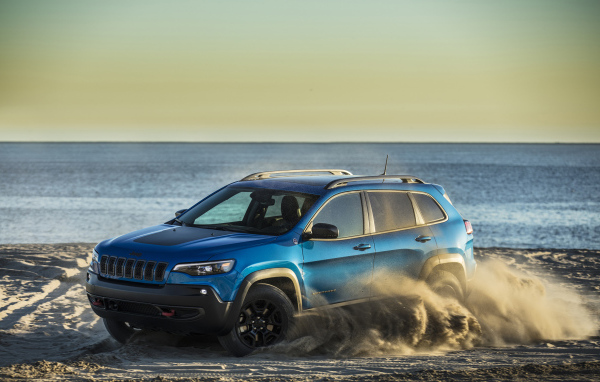 Внедорожник Jeep Cherokee Trailhawk, 2019 дрифт на песке