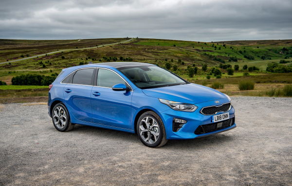 Синий кроссовер Kia Ceed 2019