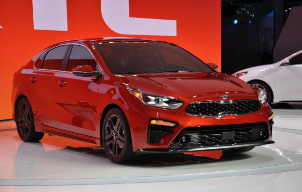 Красный новый автомобиль Kia Forte 2019 года в магазине
