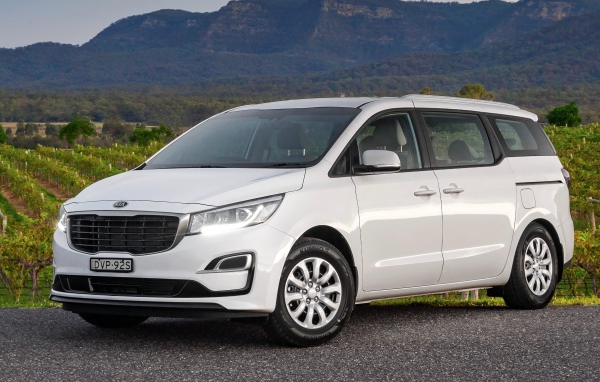 Белый внедорожник Kia Carnival 2019 года