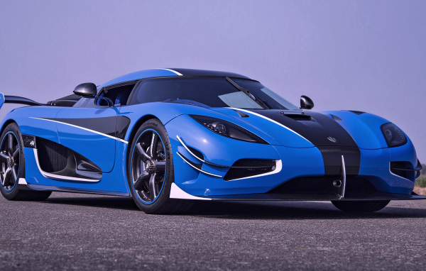 Синий спортивный автомобиль Koenigsegg Agera RSN 2018 года