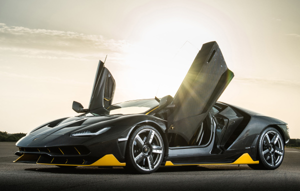 Спортивный автомобиль Lamborghini Centenario, 2019 года с открытыми дверями