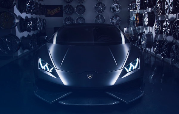 Дорогой быстрый автомобиль Lamborghini Huracan 1