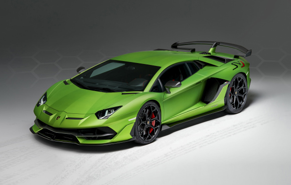 Зеленый автомобиль Lamborghini Aventador SVJ, 2019 года на сером фоне