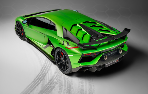 Зеленый спортивный автомобиль Lamborghini Aventador SVJ, 2018 года вид сзади