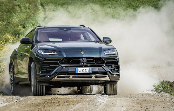 Внедорожник Lamborghini Urus 2018  года на дороге в пыли