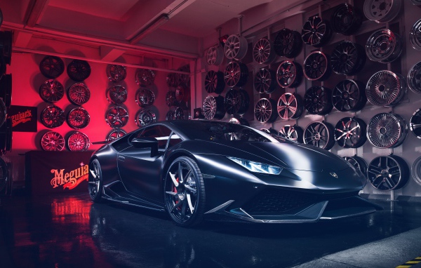 Серебристый быстрый автомобиль Lamborghini Huracan в гараже