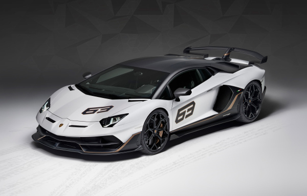 Спортивный автомобиль Lamborghini Aventador SVJ 63, 2018 на сером фоне