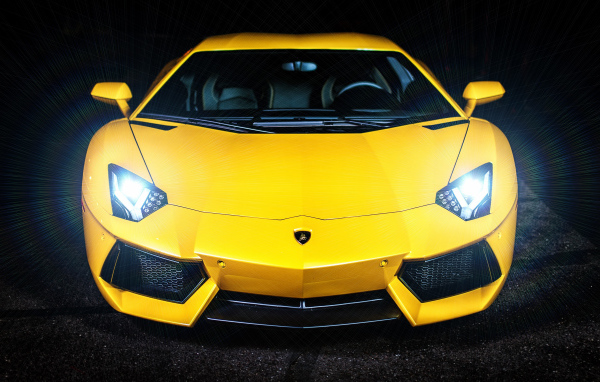 Желтый автомобиль Lamborghini Murcielago, вид спереди