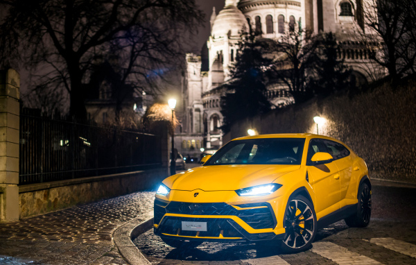 Желтый внедорожник Lamborghini Urus на ночной улице
