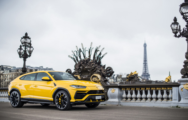 Желтый внедорожник Lamborghini Urus на мосту