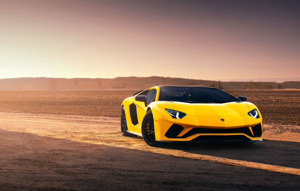 Желтый спортивный автомобиль Lamborghini Aventador S в лучах солнца
