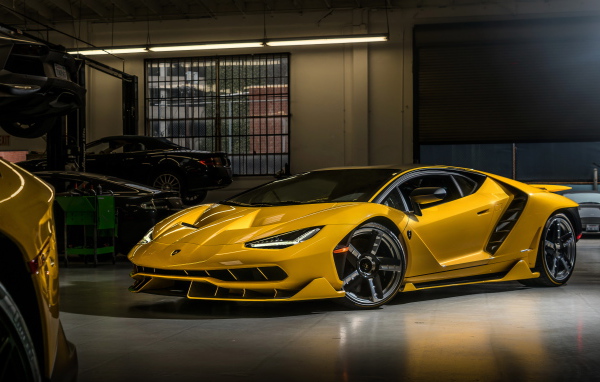 Желтый спортивный автомобиль  Lamborghini Centenario Coupe в гараже
