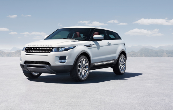 Красивый белый внедорожник  Range Rover Evoque