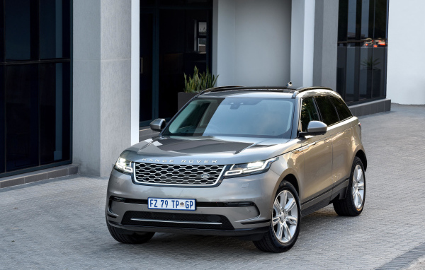 Серебристый внедорожник Land Rover Velar D240 HSE
