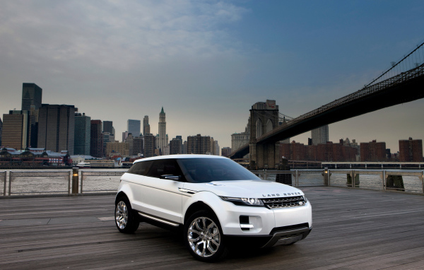 Белый внедорожник Range Rover LRX, 2019