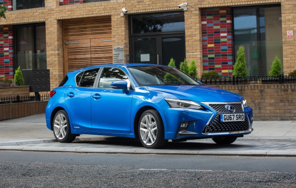 Голубой автомобиль Lexus  CT 200h, 2017