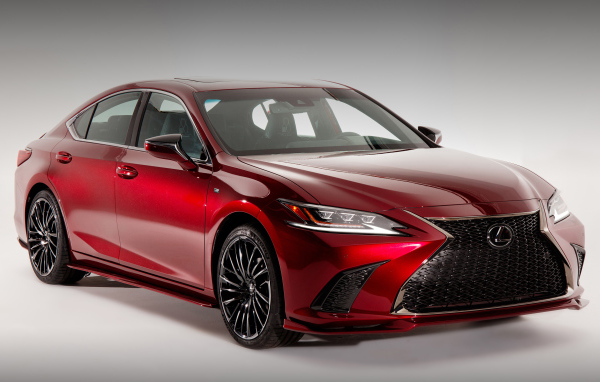 Бордовый стильный автомобиль Lexus ES 350 F, 2019 года на сером фоне