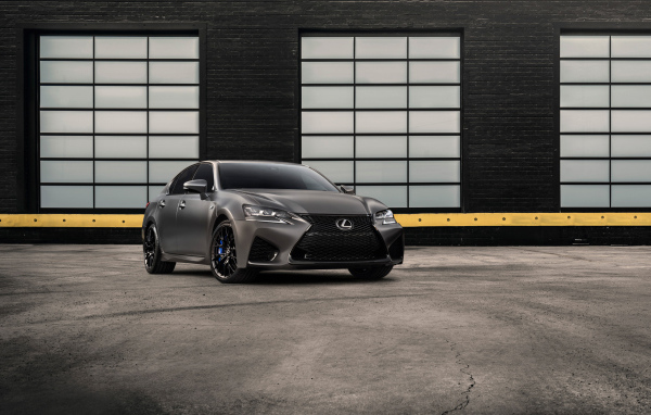 Новый серебристый автомобиль Lexus GS F, 2018