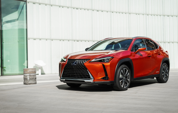 Красный автомобиль Lexus UX 250h, 2019 года