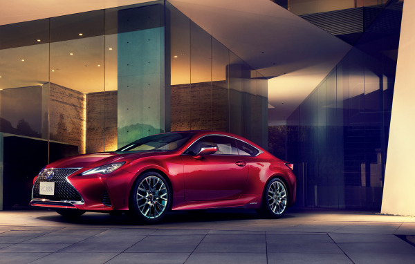 Красны стильный автомобиль Lexus RC 300h 2018 года