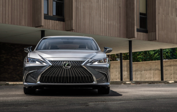 Серебристый Lexus ES 250 2018 года