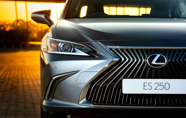 Серебристый Lexus ES 250 2018 года, фара