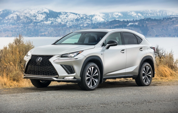 Серебристый автомобиль Lexus  NX 300 F SPORT, 2018