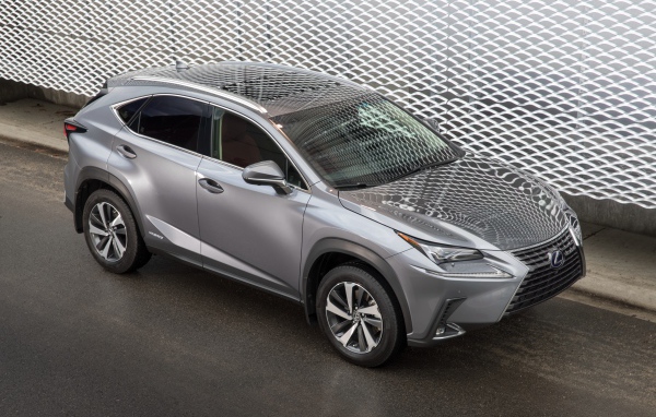 Серебристый автомобиль внедорожник  Lexus NX