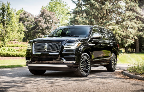 Черный стильный внедорожник Lincoln Navigator L, 2018