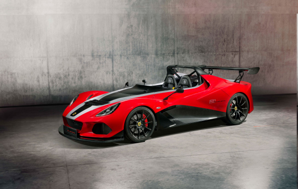 Красный гоночный автомобиль Lotus 3 Eleven 430