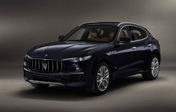Автомобиль Maserati Levante  2018 года на сером фоне