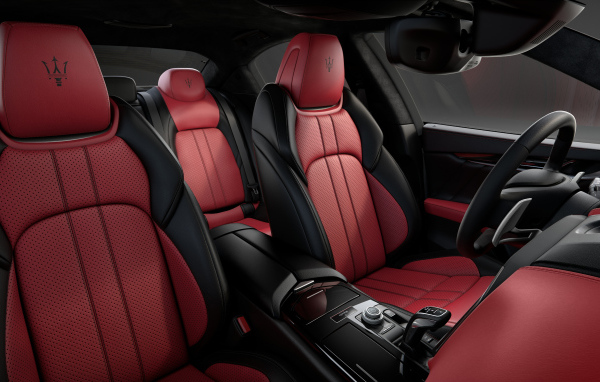 Дорогой красный с черным кожаный салон автомобиля Maserati Ghibli Ribelle 2018