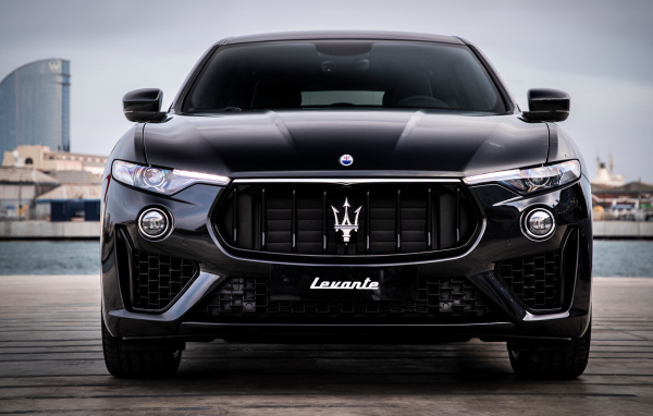 Дорогой черный автомобиль Maserati Levante S Q4 GranSport