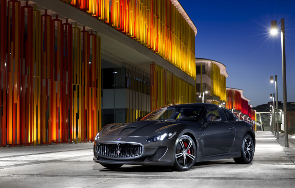 Серебристый автомобиль  Maserati GranTurismo