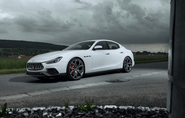 Белый автомобиль Maserati Ghibli GranSport 2018 года 