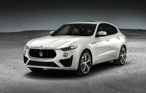 Белый автомобиль  Maserati Levante GTS
