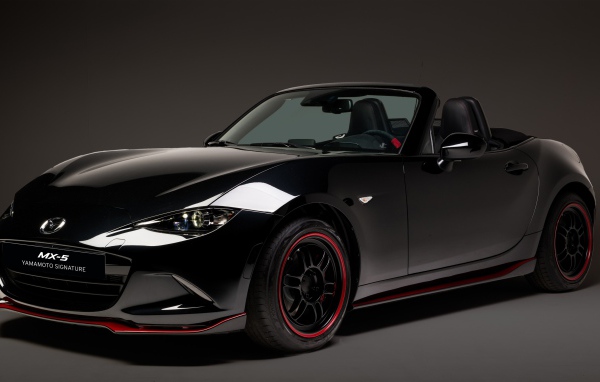 Черный автомобиль кабриолет Mazda MX-5, 2018