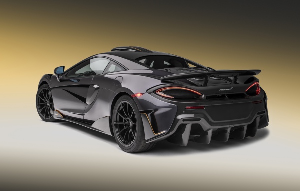 Черный спортивный автомобиль  McLaren 600LT, 2019 года вид сзади