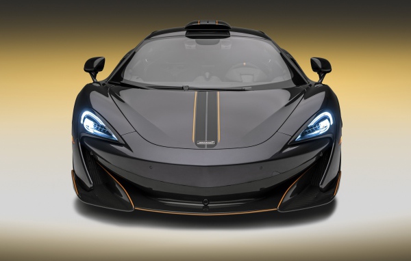 Черный суперкар McLaren 600LT, 2019 года вид спереди