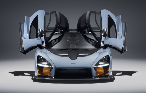 Автомобиль McLaren Senna, 2018 с открытыми дверями