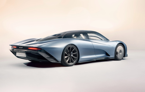 Быстрый дорогой автомобиль McLaren Speedtail, 2020 года вид сзади